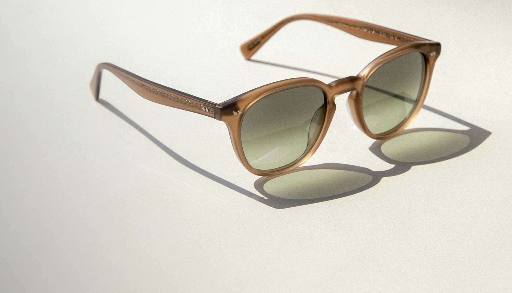 メンズとウィメンズのデザイナーサングラス ト | Oliver Peoples