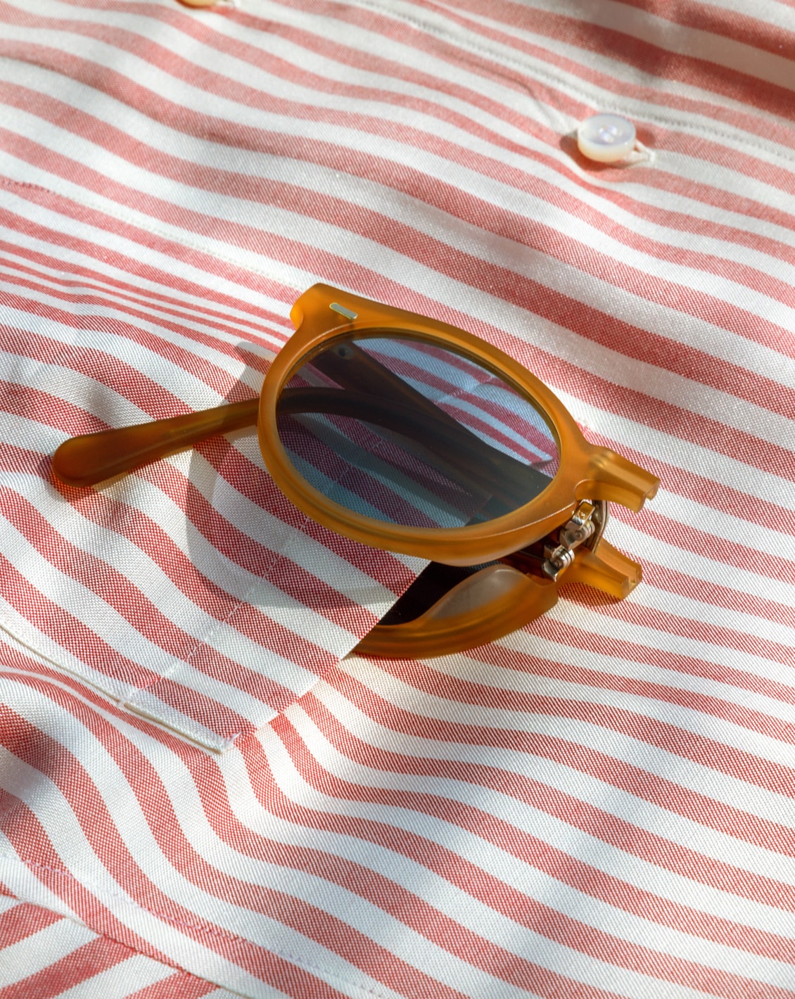 A metal hinge is hidden inside the bridge so that the original design isn’t compromised