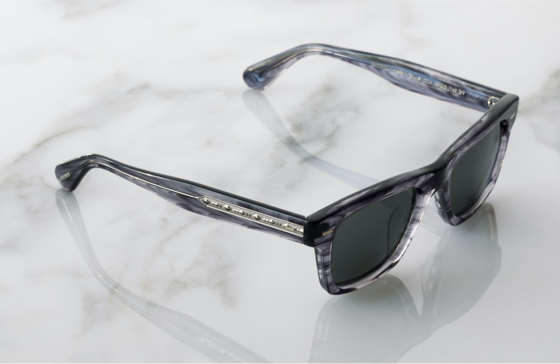 Each metal is thoughtfully paired with a corresponding acetate to best match the tone of each frame, much like the Oliver Sun shown above.