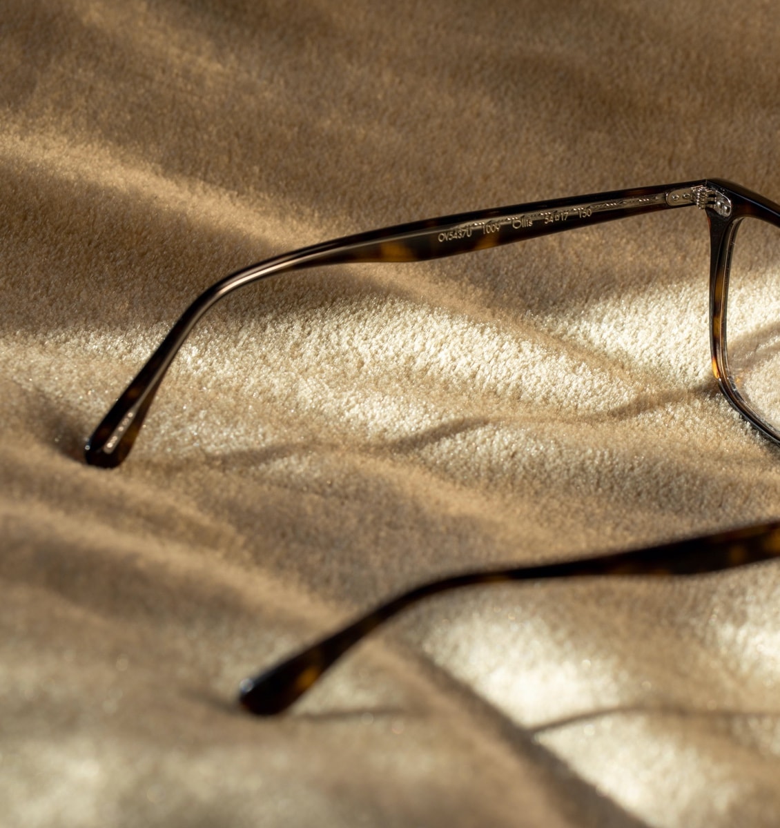 The thoughtful details of an embedded corewire pattern are uniquely highlighted on both sides of the temple.