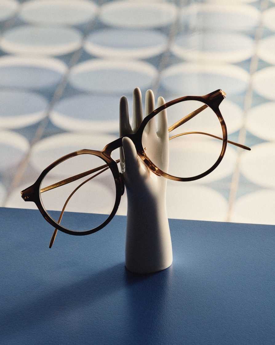 Without the dedicated sunglass clip, G.Ponti-1 feels distinctly angular as an optical. Shown with a hand ceramic by Gio Ponti for Richard Ginori.