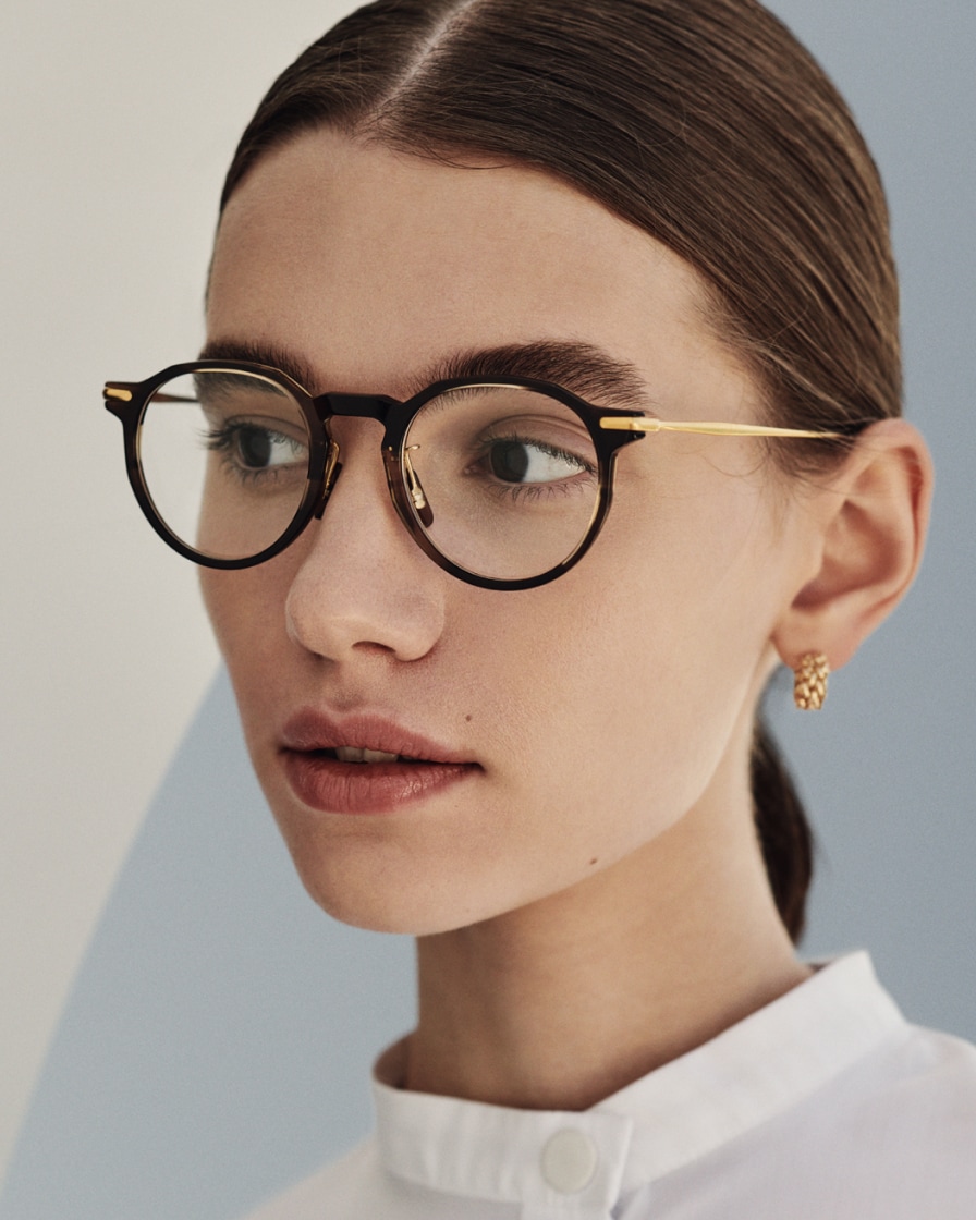 The clean-lined titanium temples of the frame beautifully contrast with the acetate front shape.