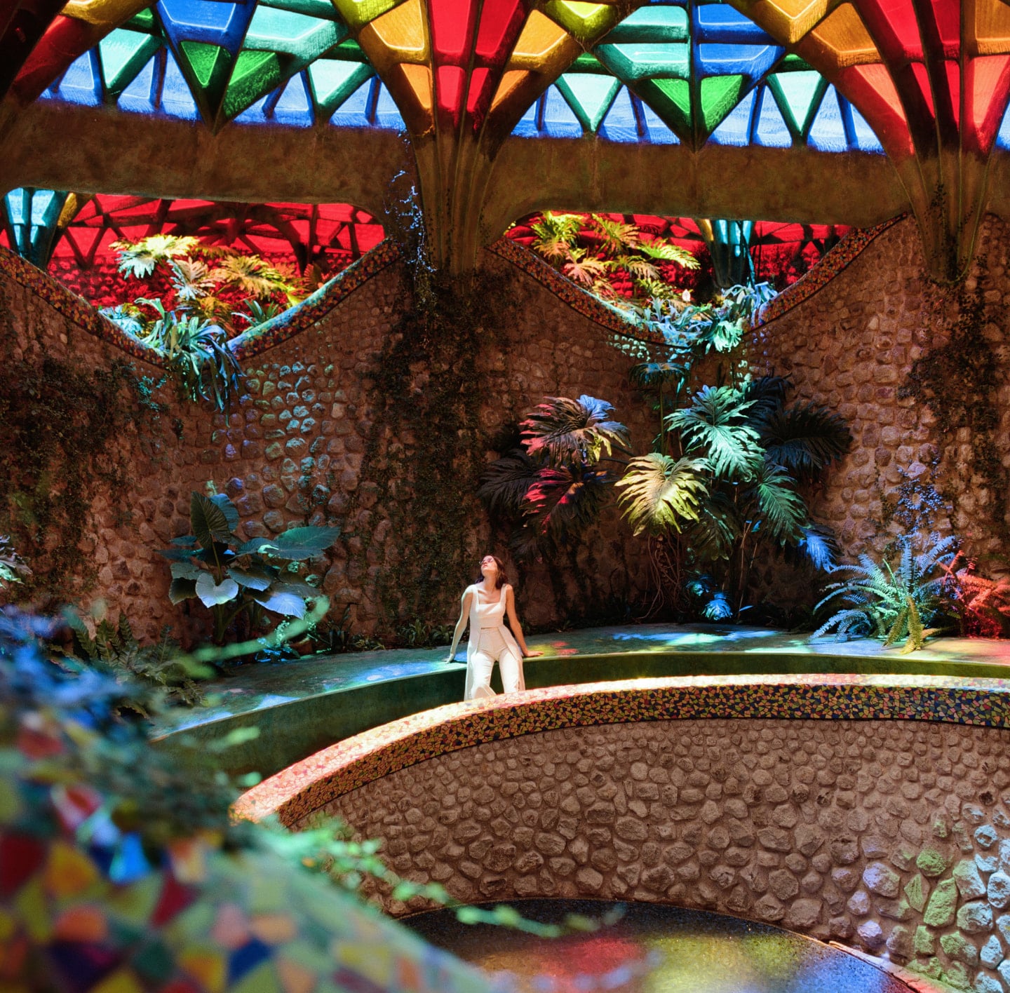 It’s through these inspiring environments that Barcelona-born, Mexico City-based film photographer, Pia Riverola, captured the latest Oliver Peoples campaign, shining a light on the luxury eyewear brand’s iconic frames. Developed in partnership with nostalgic Instagram account, @90sanxiety, a destination that acts as a daily reminder of the decade’s milestone moments, the campaign imagery specifically embraces the astonishing locations that Senosiain constructed and expanded upon in the 90s. Altogether, it’s a celebration of the originality of the 90s seen through the lens of Oliver Peoples.